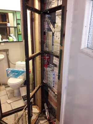 papierosy w ścianie