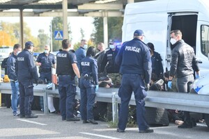 Bus z nielegalnymi migrantami zatrzymany w Kostrzynie nad Odrą/zdj. Gazeta Lubuska Bus z nielegalnymi migrantami zatrzymany w Kostrzynie nad Odrą/zdj. Gazeta Lubuska