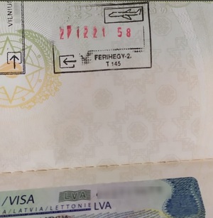 strona paszportu z zamieszczonymi podrobionymi odciskami węgierskich stempli kontroli granicznej strona paszportu z zamieszczonymi podrobionymi odciskami węgierskich stempli kontroli granicznej