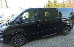 zdjęcia przedstawia samochód typu bus koloru czarnego