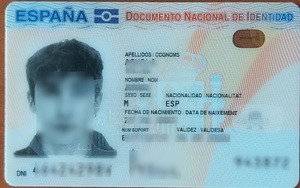 Hiszpanski dowód osobisty zdjęcie hiszpańskiego dowodu osobistego z zamazaną twarzą i danymi dokumentu