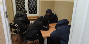 Zatrzymanych 4 obywateli Iraku siedzi przy stole