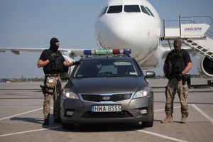 Zapewnianie bezpieczeństwa na lotniskach Zapewnianie bezpieczeństwa na lotniskach