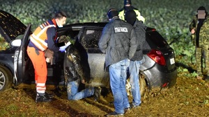 Zatrzymani za przyrzut ludzi przez granicę/zdj. z niemieckich mediów Zatrzymany mężczyzna klęczy, obok stoi ratownik medyczny, który go bada, za stoją funkcjonariusze Straży Graniczne//zdjęcie pochodzi z niemieckich mediów