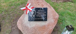 Tablica upamiętniająca ofiary zbrodni katyńskiej Tablica na kamieniu upamiętniająca ofiary zbrodni katyńskiej