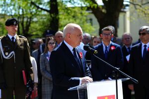 Obchody 231. rocznicy uchwalenia Konstytucji 3 Maja Wojewoda Lubuski przy mównicy przemawia