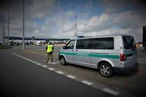 Kontrola Straży Granicznej Kontrola Straży Granicznej na autostradzie, dwóch funkcjonariuszy typuje do kontroli jadące auta