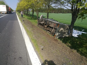 Pomogli poszkodowanemu w wypadku kierowcy funkcjonariusze Straży Granicznej pomagają poszkodowanemu w wypadku kierowcy auta ciężarowego leżącego w rowie
