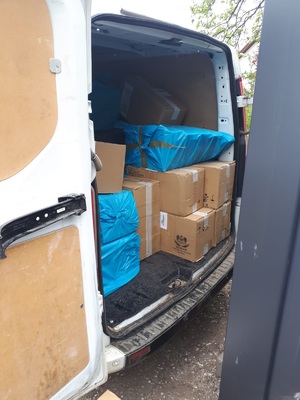 Zatrzymany towar akcyzowy przewożony był busami zatrzymany towar akcyzowy zapakowany w foliowe opakowania koloru czarnego i niebieskiego znajdują się w środku dostawczego busa koloru białego