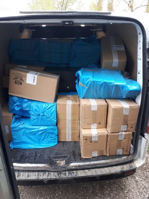 Zatrzymany towar akcyzowy zatrzymany towar akcyzowy zapakowany w foliowe opakowania koloru czarnego i niebieskiego znajdują się w środku dostawczego busa koloru białego