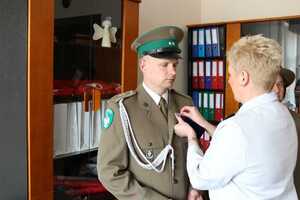 Funkcjonariusz SG otrzymał odznaczenie „Honorowy Dawca Krwi Zasłużony dla Zdrowia Narodu” Funkcjonariusz SG otrzymał odznaczenie „Honorowy Dawca Krwi Zasłużony dla Zdrowia Narodu” moment wręczania odznaczenia