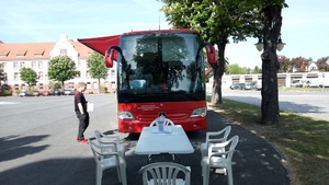 Akcja honorowego oddawania krwi czerwony autobus krwiodawstwa stoi na placu apelowym NoOSG