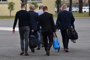 Kandydaci w drodze na testy Grupa mężczyzn idzie przez plac apelowy NoOSG