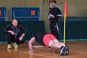 Zmagania kandydatów Kandydat podczas robienia pompek.