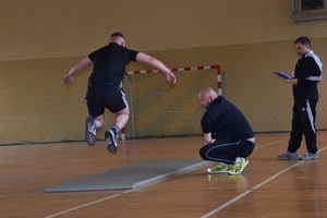 Zmagania kandydatów Kandydat podczas skoku obunóż w dal.