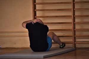 Test ze sprawności fizycznej Kandydat podczas skrętoskłonów .