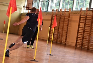 Zmagania kandydatów do służby Kandydat biegnie tzw. kopertę