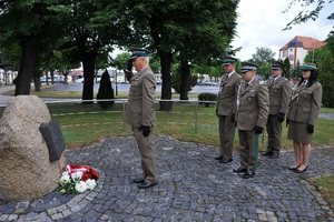 Złożenie kwiatów pod pamiątkowym kamieniem