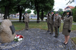 Złożenie kwiatów pod pamiątkowym kamieniem