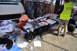 Podrobione ubrania na stoisku w Bielawie Podrobione ubrania na stoisku w Bielawie