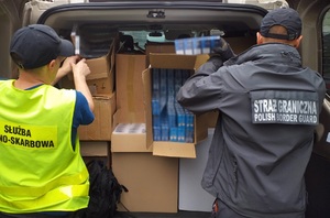Funkcjonariusze Straży Granicznej i KAS zatrzymali nielegalne wyroby tytoniowe Funkcjonariusze Straży Granicznej i KAS zatrzymali nielegalne wyroby tytoniowe
