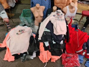 Na bazarze zatrzymano podrabiane ubrania Na bazarze zatrzymano podrabiane ubrania