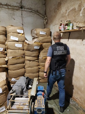 Zatrzymany tytoń Zatrzymany tytoń, obok stoi funckjoanriusz Straży Granicznej