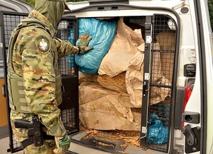 Funkcjonariusz SG podczas zabezpieczania zatrzymanego towaru Funkcjonariusz SG podczas zabezpieczania zatrzymanego towaru