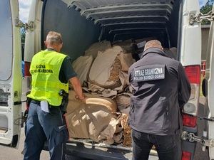 Zatrzymany nielegalny towar akcyzowy Zatrzymany nielegalny towar akcyzowy , obok auta funckjoanriusz Straży Granicznej i KAS