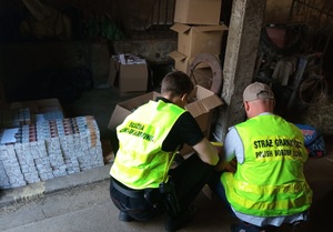 Funkcjonariusze SG i KAS zatrzymali nielegalny tytoń i papierosy Funkcjonariusze SG i KAS zatrzymali nielegalny tytoń i papierosy