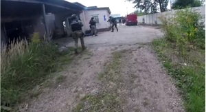 Funkcjonariusze SG wchodzą na teren wytypowanej posesji Funkcjonariusze SG wchodzą na teren wytypowanej posesji