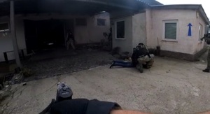 Funkcjonariusze SG wchodzą na teren wytypowanej posesji Funkcjonariusze SG wchodzą na teren wytypowanej posesji