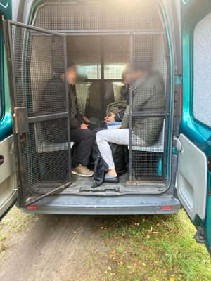 Migrantów przewieziono do siedziby Straży Granicznej Migrantów przewieziono do siedziby Straży Granicznej