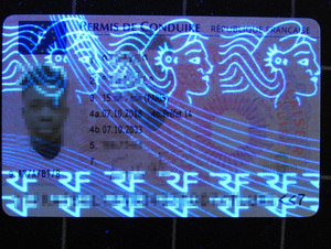 Podrobione francuskie prawo jazdy w świetle UV