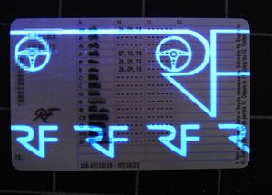 Podrobione francuskie prawo jazdy w świetle UV