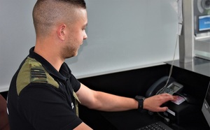 Kontrola dokumentów na lotnisku