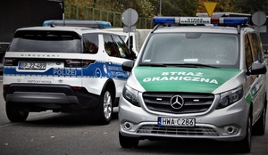 Straż Graniczna Dwa pojazdy służbowe, jeden Straży Granicznej, drugi niemieckiej policji
