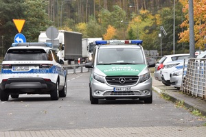 Cudzoziemcy przekazani w ramach readmisji Dwa samochody służbowe - jeden Straży Granicznej a drugi niemieckiej policji