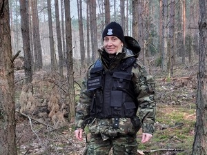 Funkcjonariusz SG w trakcie zabezpieczania leśnego odcinka granicy wschodniej Funkcjonariusz SG w trakcie zabezpieczania leśnego odcinka granicy wschodniej