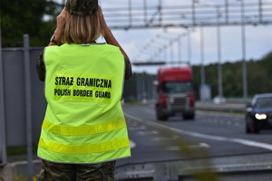 Zatrzymanie cudzoziemców Funkcjonariusz SG zatrzymujący cudzoziemców