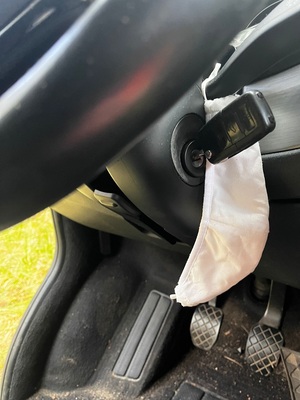 Uszkodzona podczas kradzieży stacyjka Uszkodzona podczas kradzieży stacyjka