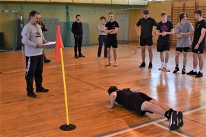 Młodzież przystąpiła do testu sprawności fizycznej dla kandydatów do służby w SG Młodzież przystąpiła do testu sprawności fizycznej dla kandydatów do służby w SG
