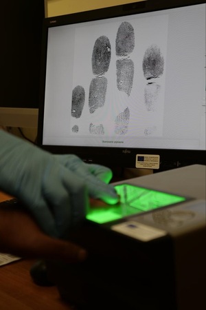 Pobieranie odbitek linii papilarnych Pobieranie odbitek linii papilarnych