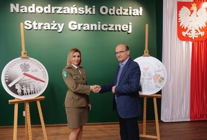 Uroczyste przekazanie srebrnych monet Uroczyste przekazanie srebrnych monet