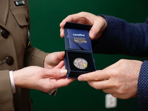 Uroczyste przekazanie srebrnych monet Uroczyste przekazanie srebrnych monet