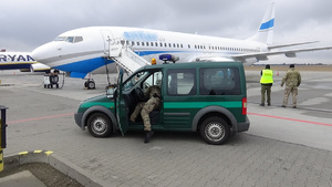 Patrol funkcjonariuszy na płycie lotniska Patrol funkcjonariuszy na płycie lotniska