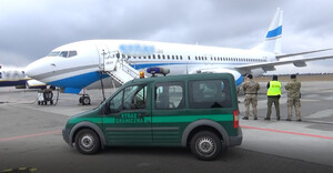 Funkcjonariusze SG na lotnisku Funkcjonariusze SG na lotnisku