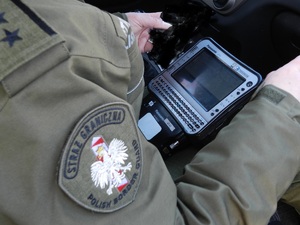 Funkcjonariusze SG w trakcie kontroli cudzoziemców Funkcjonariusze SG w trakcie kontroli cudzoziemców