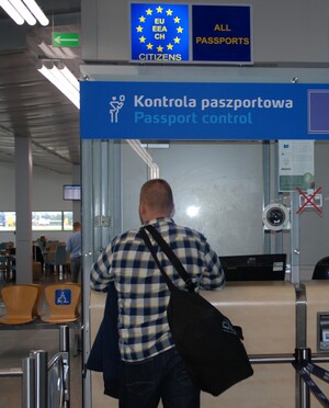 Kontrola paszportowa na poznańskim lotnisku Kontrola paszportowa na poznańskim lotnisku