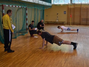 Kandydaci podczas testu sprawnościowego 